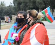 Kəlbəcər sakinləri Şəhidlər Xiyabanını ziyarət ediblər (FOTO)