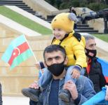 Kəlbəcər sakinləri Şəhidlər Xiyabanını ziyarət ediblər (FOTO)
