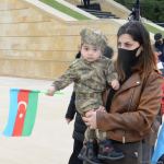 Kəlbəcər sakinləri Şəhidlər Xiyabanını ziyarət ediblər (FOTO)