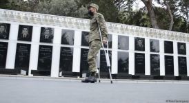 Kəlbəcər sakinləri Şəhidlər Xiyabanını ziyarət ediblər (FOTO)