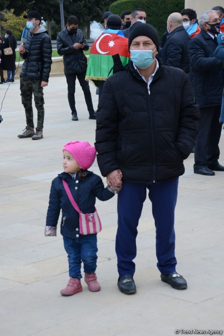 Kəlbəcər sakinləri Şəhidlər Xiyabanını ziyarət ediblər (FOTO)
