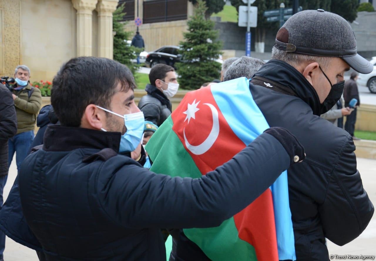 Kəlbəcər sakinləri Şəhidlər Xiyabanını ziyarət ediblər (FOTO)