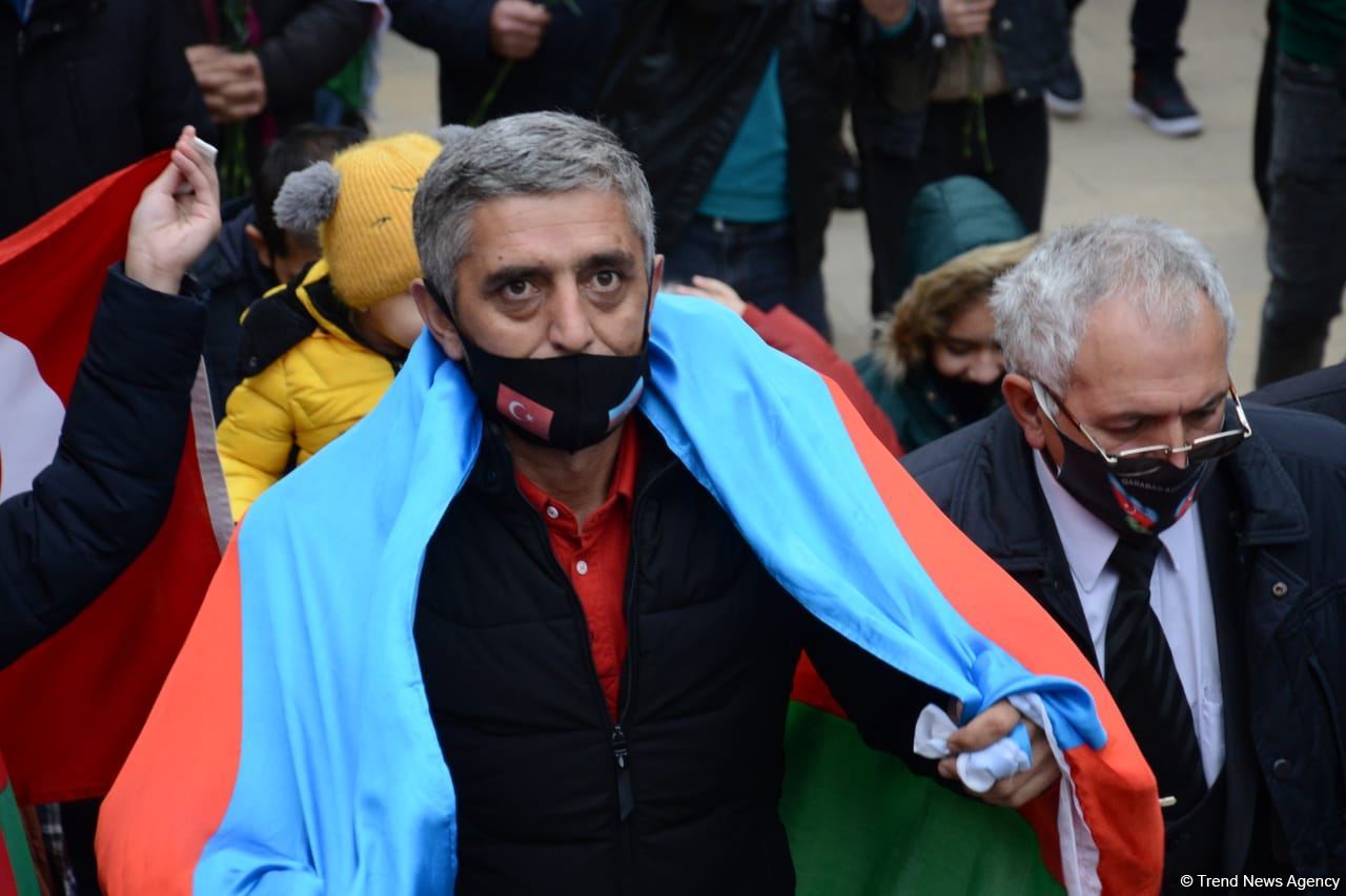 Kəlbəcər sakinləri Şəhidlər Xiyabanını ziyarət ediblər (FOTO)