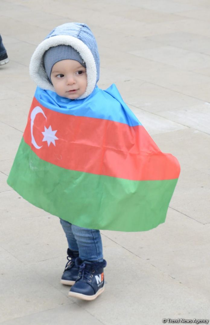 Kəlbəcər sakinləri Şəhidlər Xiyabanını ziyarət ediblər (FOTO)