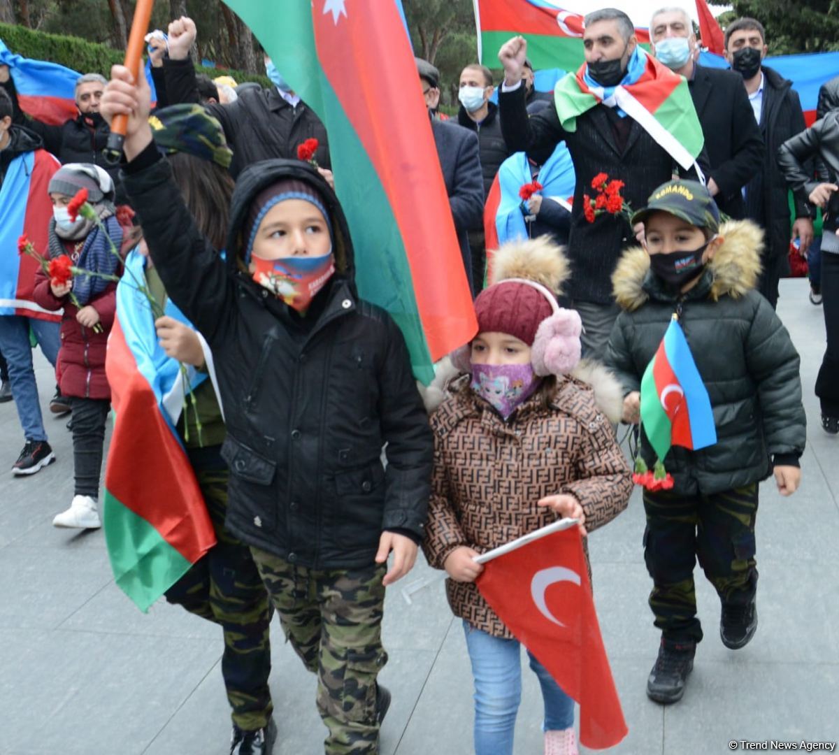 Kəlbəcər sakinləri Şəhidlər Xiyabanını ziyarət ediblər (FOTO)