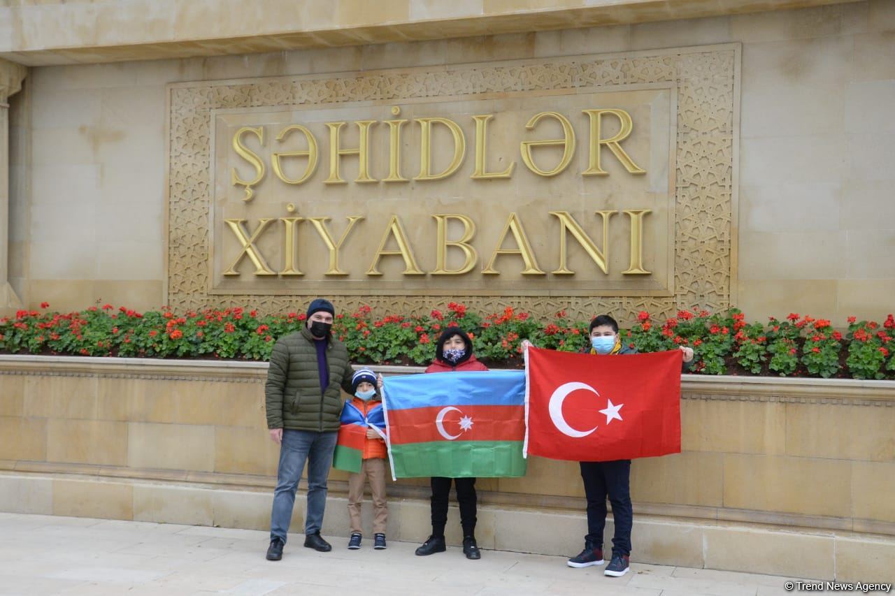 Kəlbəcər sakinləri Şəhidlər Xiyabanını ziyarət ediblər (FOTO)