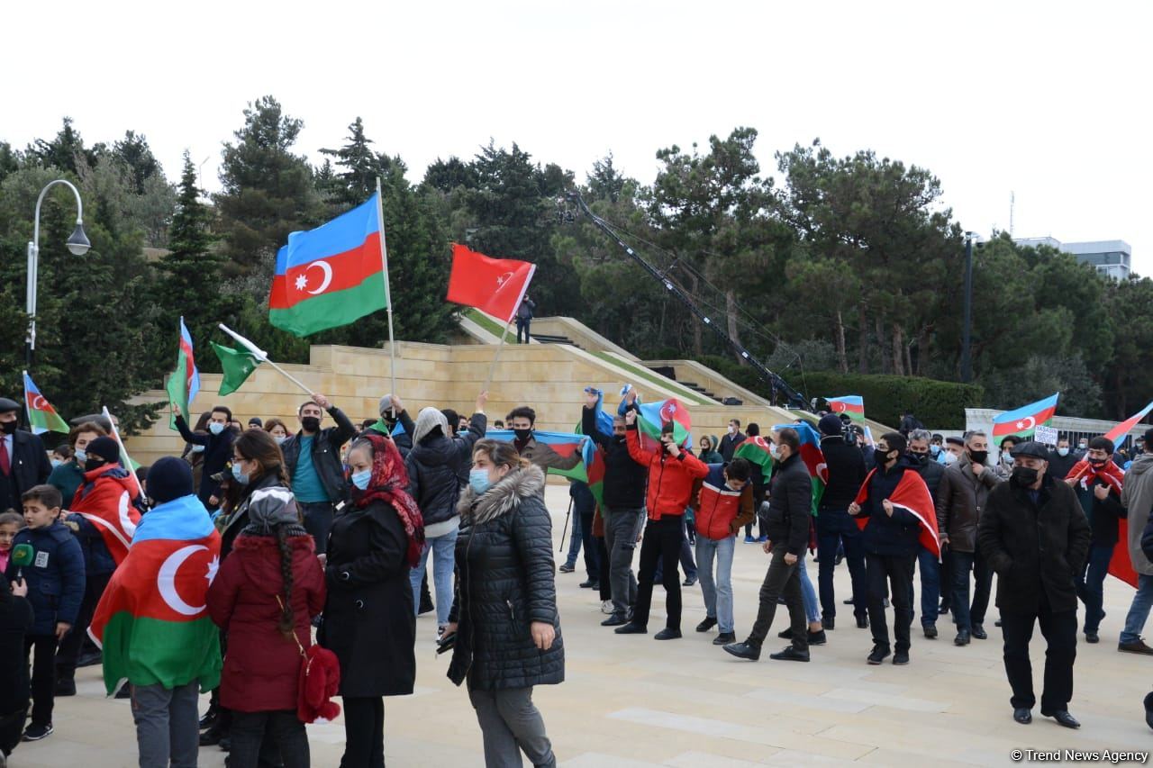 Kəlbəcər sakinləri Şəhidlər Xiyabanını ziyarət ediblər (FOTO)