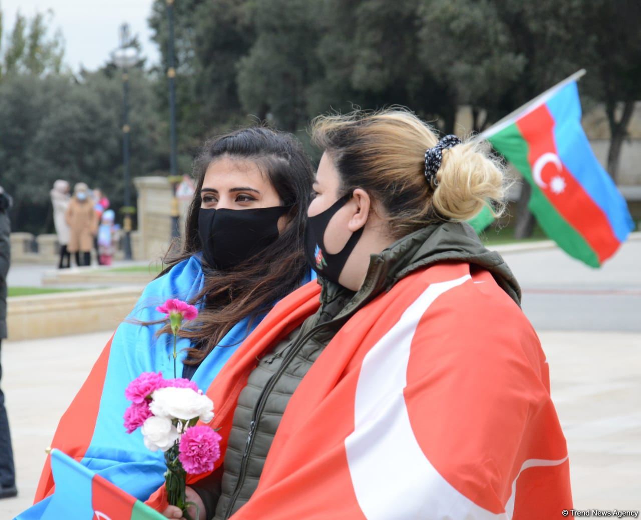 Kəlbəcər sakinləri Şəhidlər Xiyabanını ziyarət ediblər (FOTO)