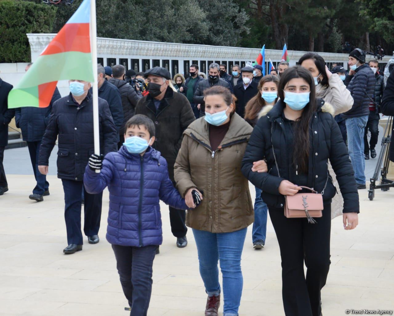 Kəlbəcər sakinləri Şəhidlər Xiyabanını ziyarət ediblər (FOTO)