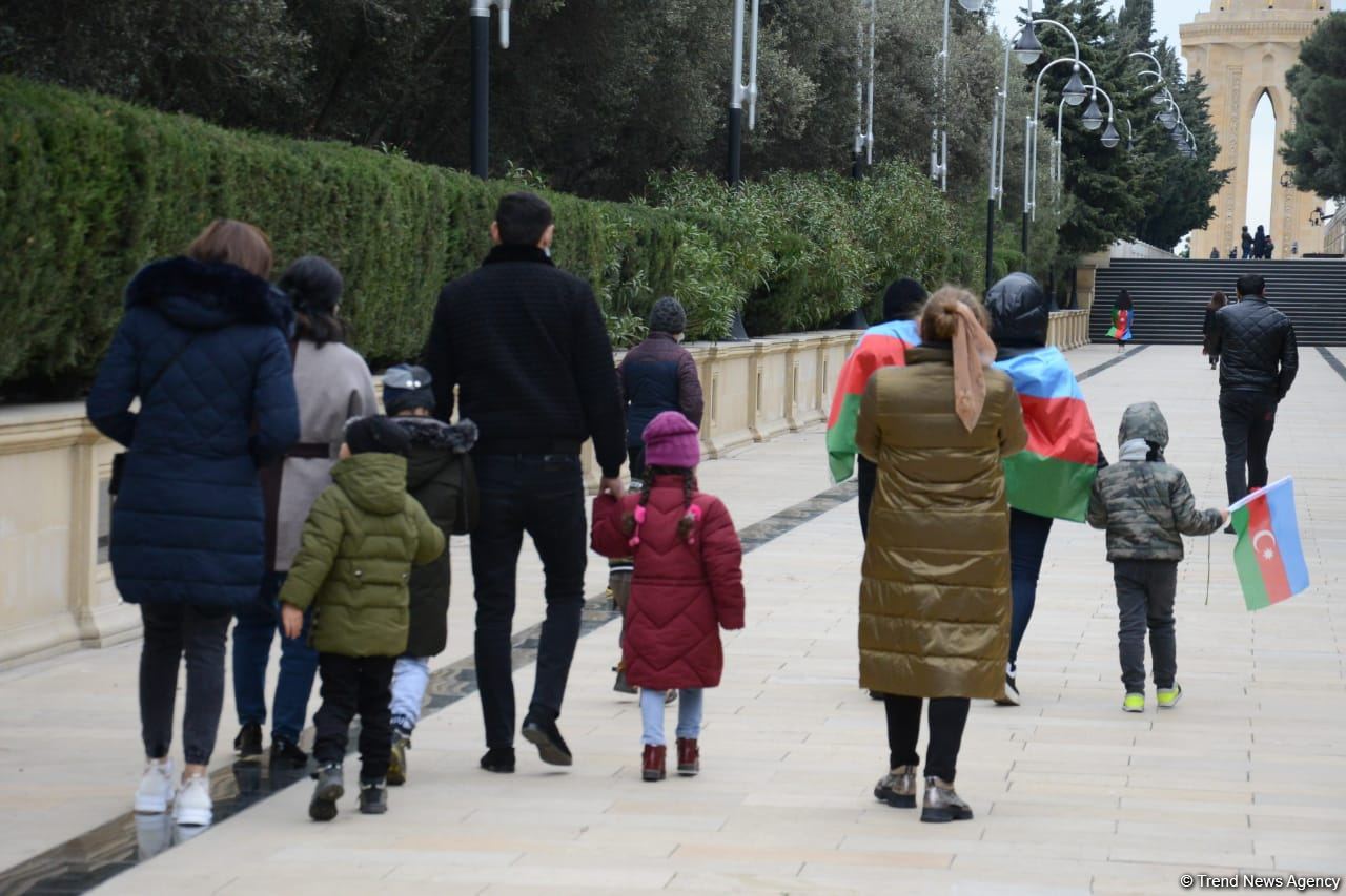 Kəlbəcər sakinləri Şəhidlər Xiyabanını ziyarət ediblər (FOTO)