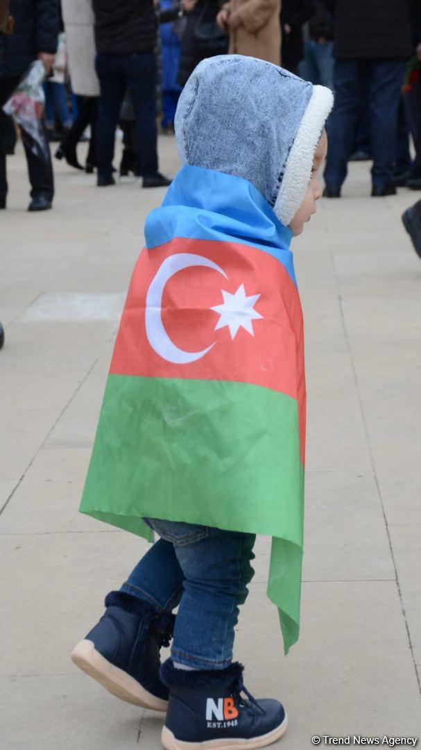 Kəlbəcər sakinləri Şəhidlər Xiyabanını ziyarət ediblər (FOTO)