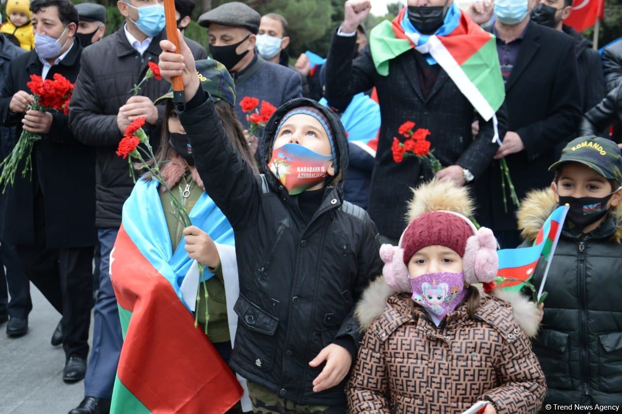 Kəlbəcər sakinləri Şəhidlər Xiyabanını ziyarət ediblər (FOTO)