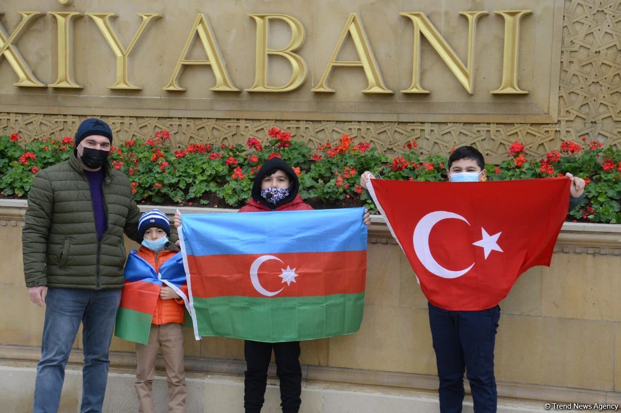 Kəlbəcər sakinləri Şəhidlər Xiyabanını ziyarət ediblər (FOTO)