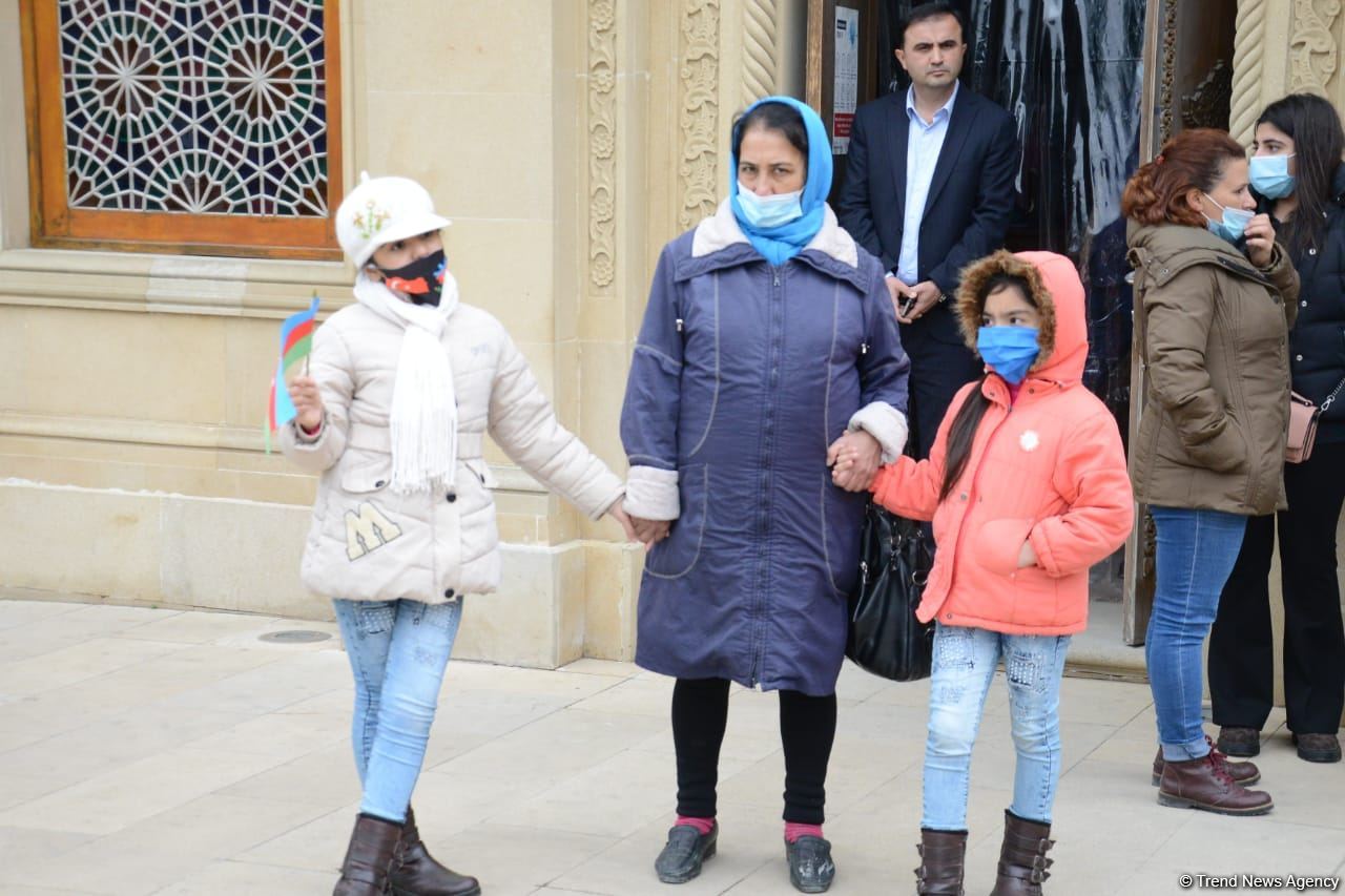 Kəlbəcər sakinləri Şəhidlər Xiyabanını ziyarət ediblər (FOTO)