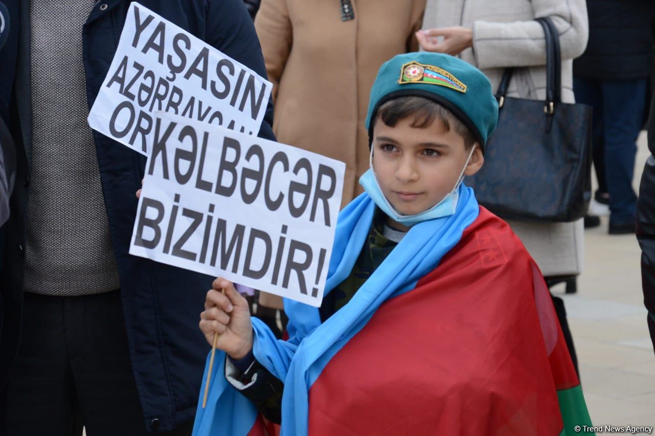 Kəlbəcər sakinləri Şəhidlər Xiyabanını ziyarət ediblər (FOTO)