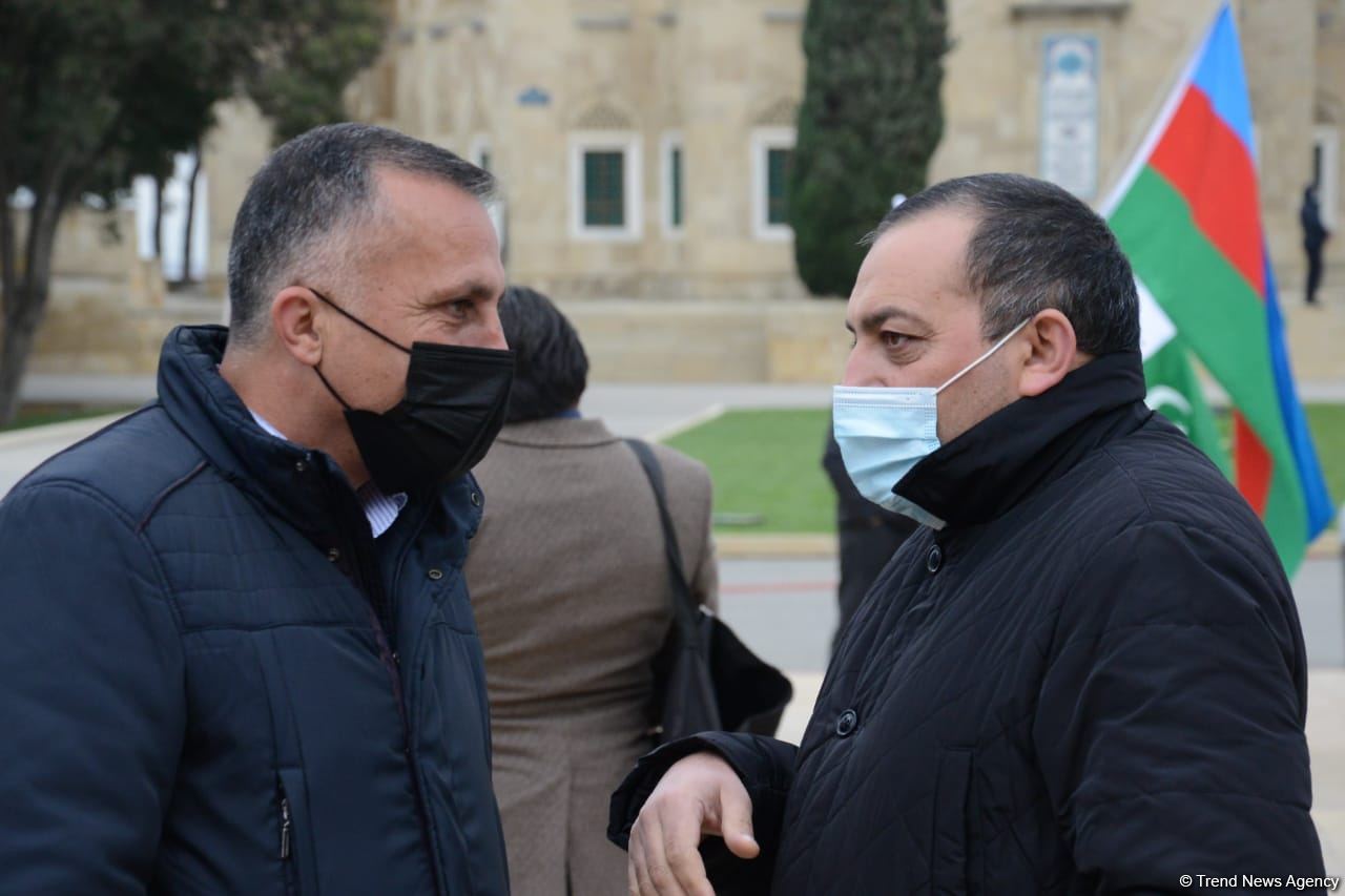 Kəlbəcər sakinləri Şəhidlər Xiyabanını ziyarət ediblər (FOTO)