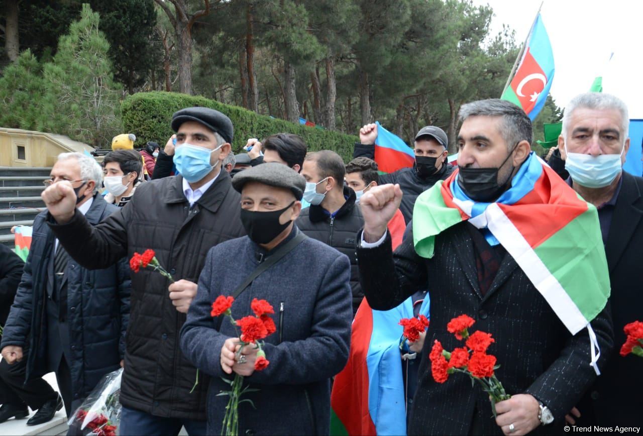Kəlbəcər sakinləri Şəhidlər Xiyabanını ziyarət ediblər (FOTO)