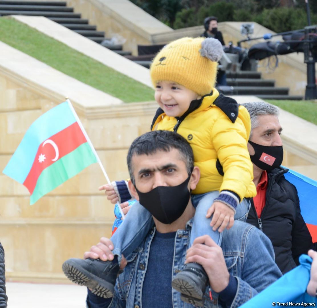Kəlbəcər sakinləri Şəhidlər Xiyabanını ziyarət ediblər (FOTO)