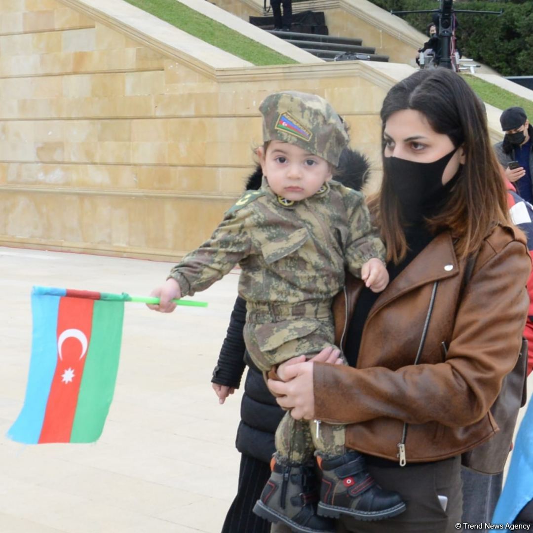 Kəlbəcər sakinləri Şəhidlər Xiyabanını ziyarət ediblər (FOTO)