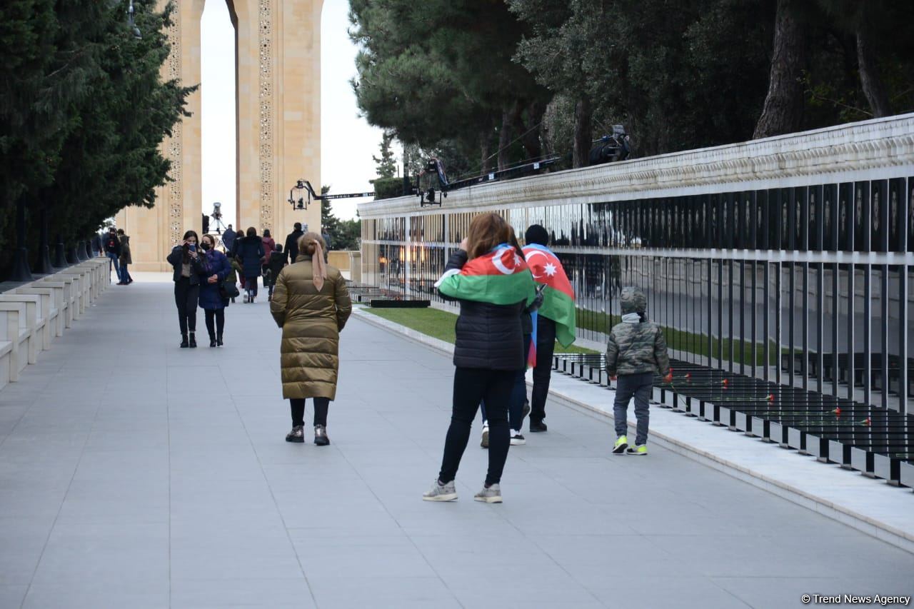 Kəlbəcər sakinləri Şəhidlər Xiyabanını ziyarət ediblər (FOTO)