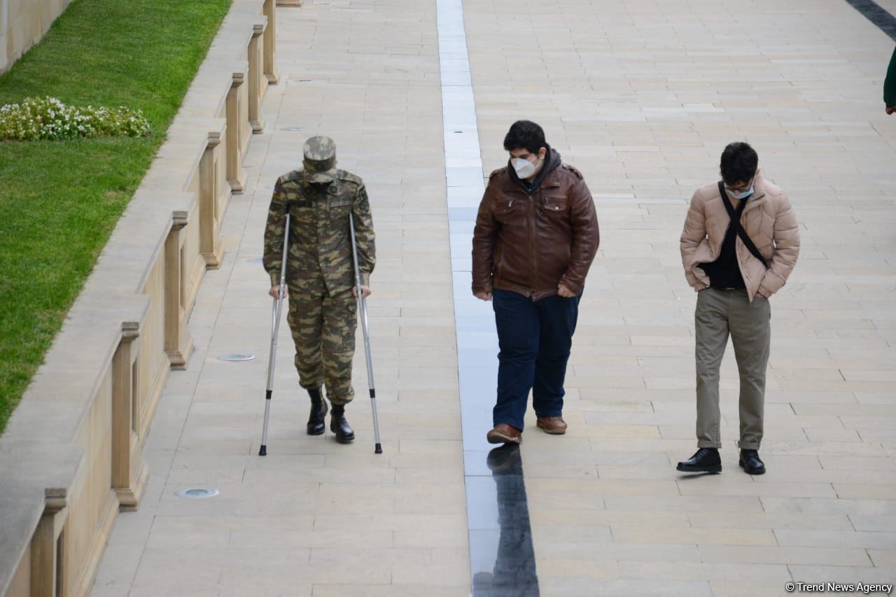 Kəlbəcər sakinləri Şəhidlər Xiyabanını ziyarət ediblər (FOTO)