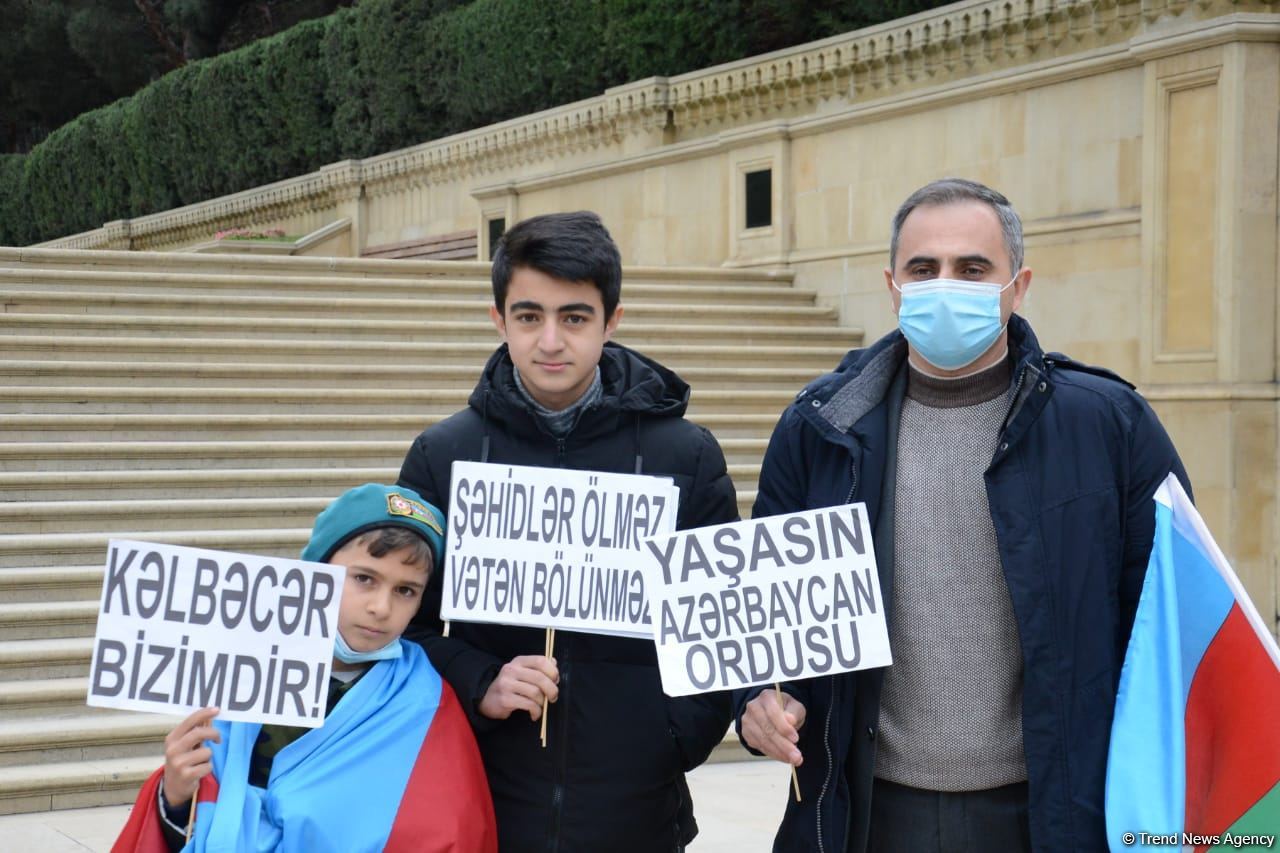 Kəlbəcər sakinləri Şəhidlər Xiyabanını ziyarət ediblər (FOTO)