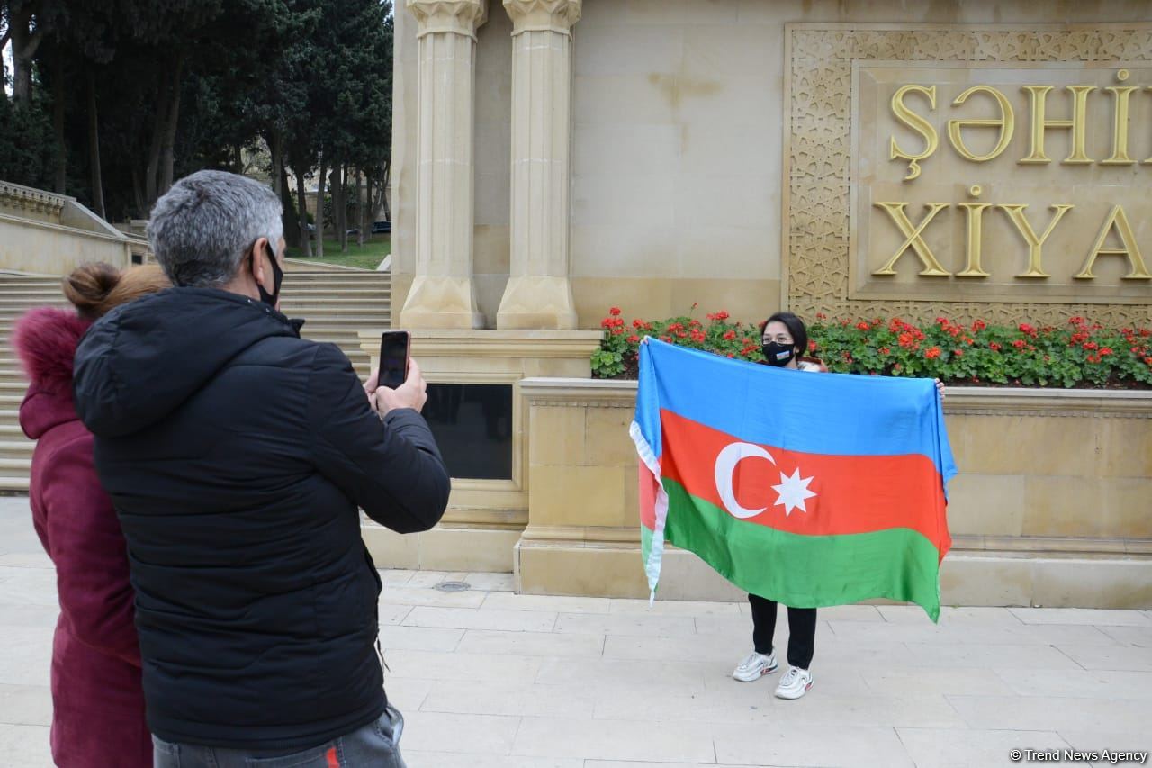 Kəlbəcər sakinləri Şəhidlər Xiyabanını ziyarət ediblər (FOTO)