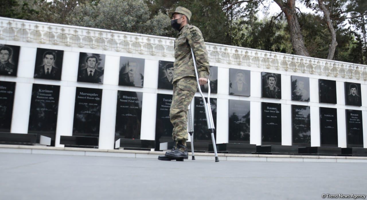 Kəlbəcər sakinləri Şəhidlər Xiyabanını ziyarət ediblər (FOTO)