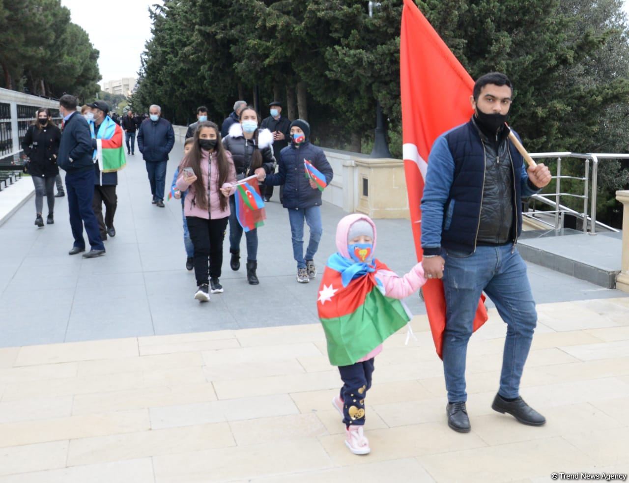 Kəlbəcər sakinləri Şəhidlər Xiyabanını ziyarət ediblər (FOTO)