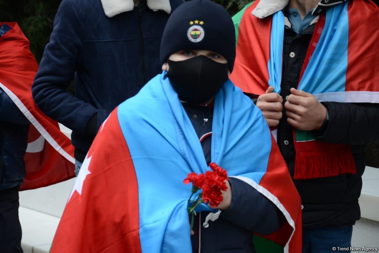 Kəlbəcər sakinləri Şəhidlər Xiyabanını ziyarət ediblər (FOTO)