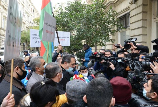 Etirazçılar Fransa səfirliyi qarşısında bəyanat səsləndirib (ƏLAVƏ OLUNUB) (FOTO/VİDEO)