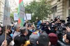 Etirazçılar Fransa səfirliyi qarşısında bəyanat səsləndirib (ƏLAVƏ OLUNUB) (FOTO/VİDEO)