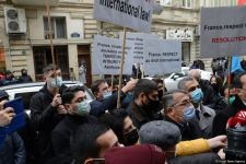 Etirazçılar Fransa səfirliyi qarşısında bəyanat səsləndirib (ƏLAVƏ OLUNUB) (FOTO/VİDEO)