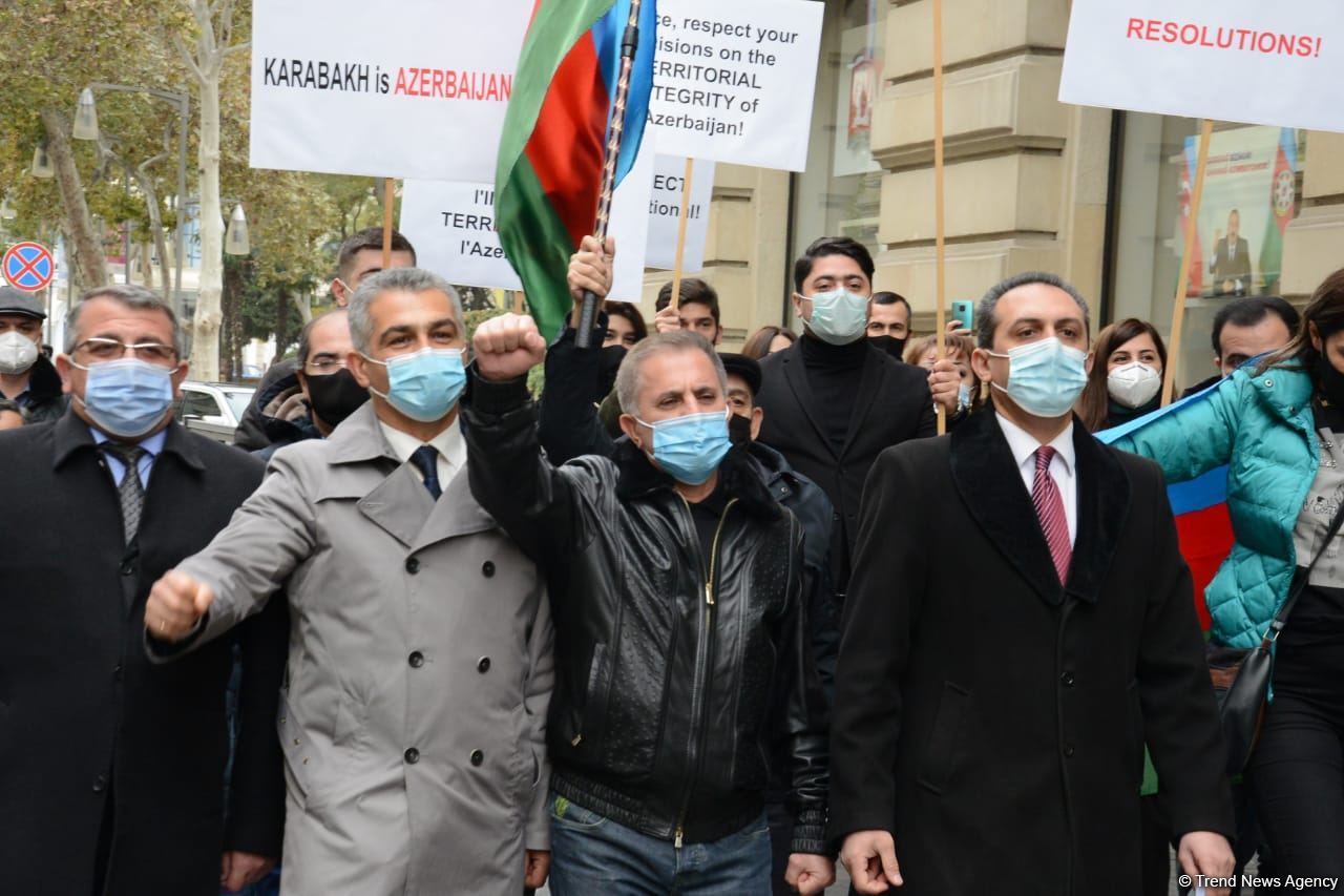 Etirazçılar Fransa səfirliyi qarşısında bəyanat səsləndirib (ƏLAVƏ OLUNUB) (FOTO/VİDEO)
