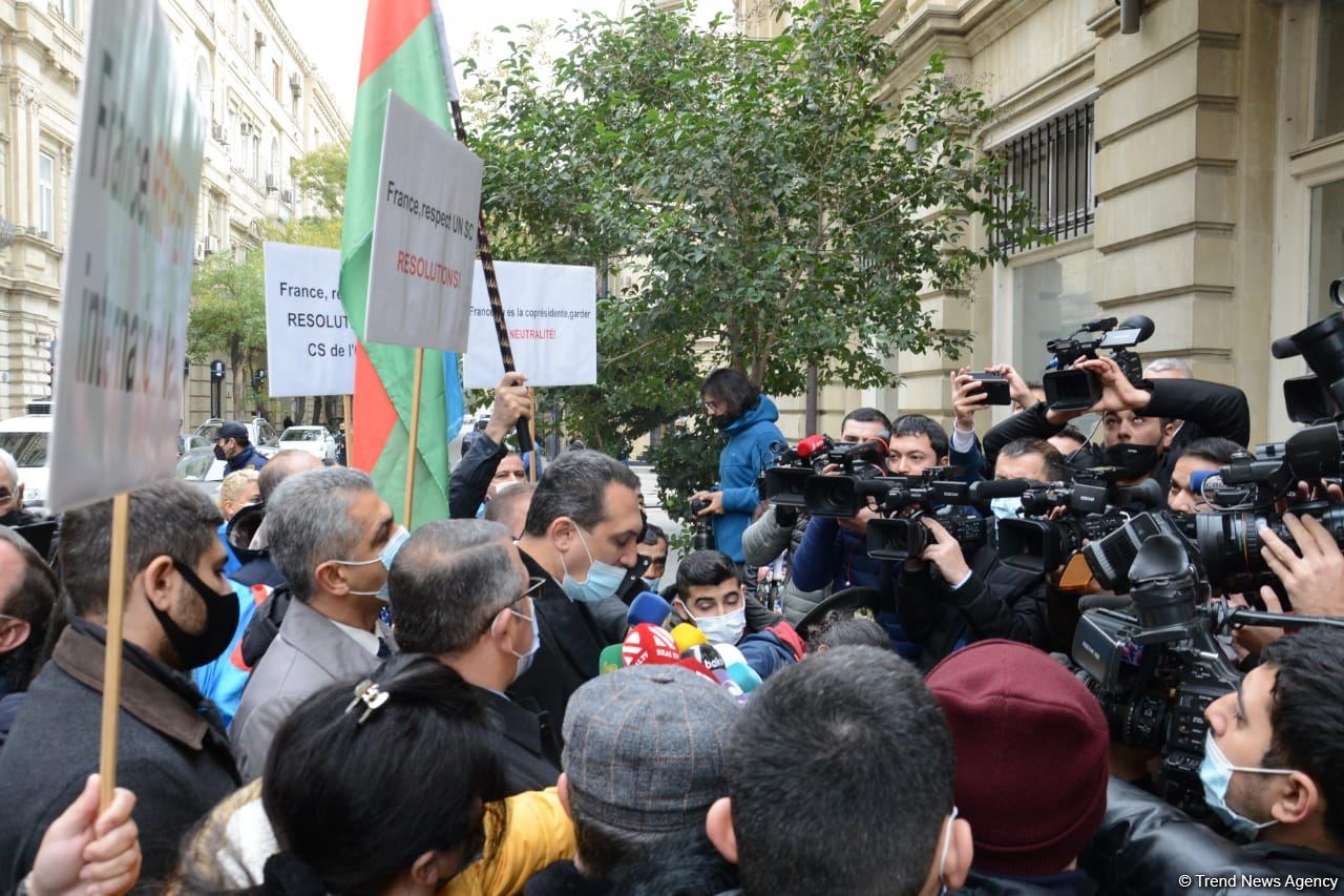 Etirazçılar Fransa səfirliyi qarşısında bəyanat səsləndirib (ƏLAVƏ OLUNUB) (FOTO/VİDEO)
