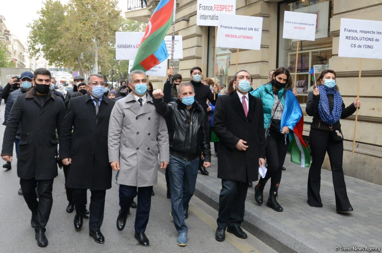 Etirazçılar Fransa səfirliyi qarşısında bəyanat səsləndirib (ƏLAVƏ OLUNUB) (FOTO/VİDEO)