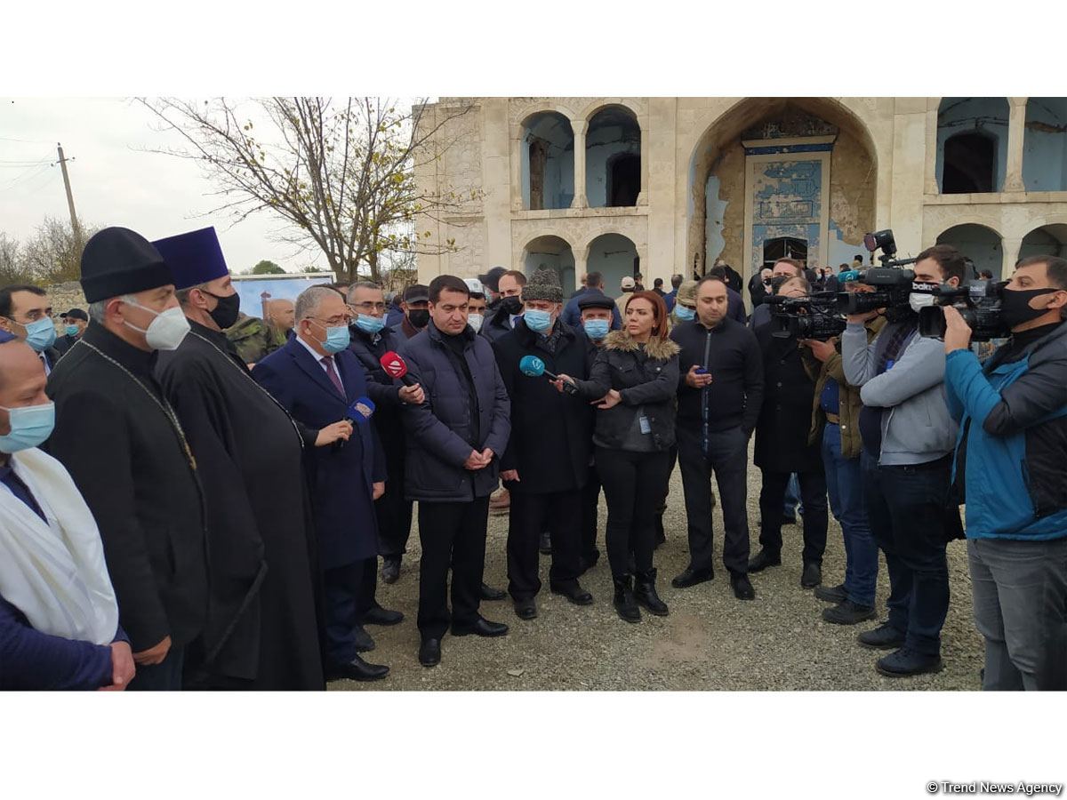 Hikmət Hacıyev, diplomatik nümayəndələr və "Qarabağ" klubu Ağdam məscidində (FOTO)