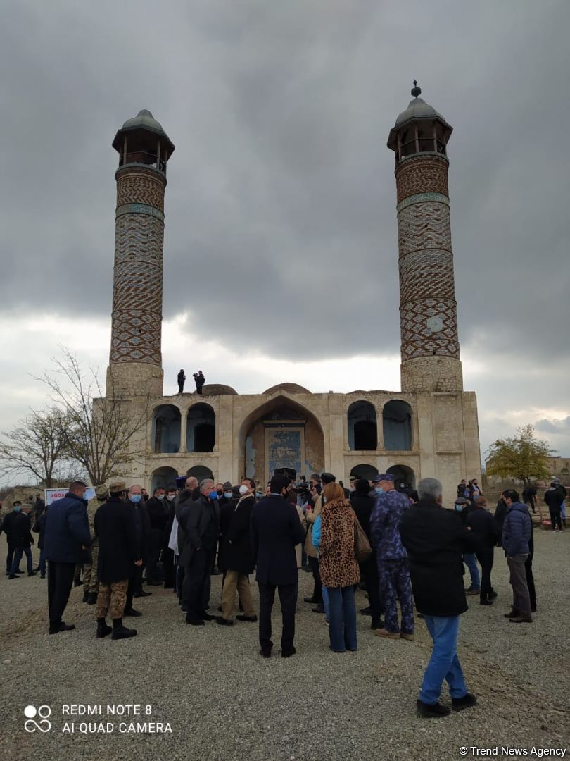 Hikmət Hacıyev, diplomatik nümayəndələr və "Qarabağ" klubu Ağdam məscidində (FOTO)