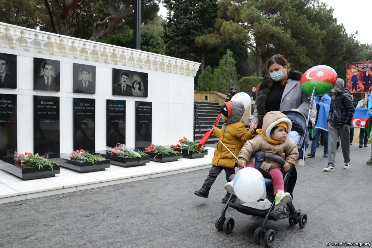 Laçın sakinləri Şəhidlər Xiyabanını ziyarət ediblər (FOTO)