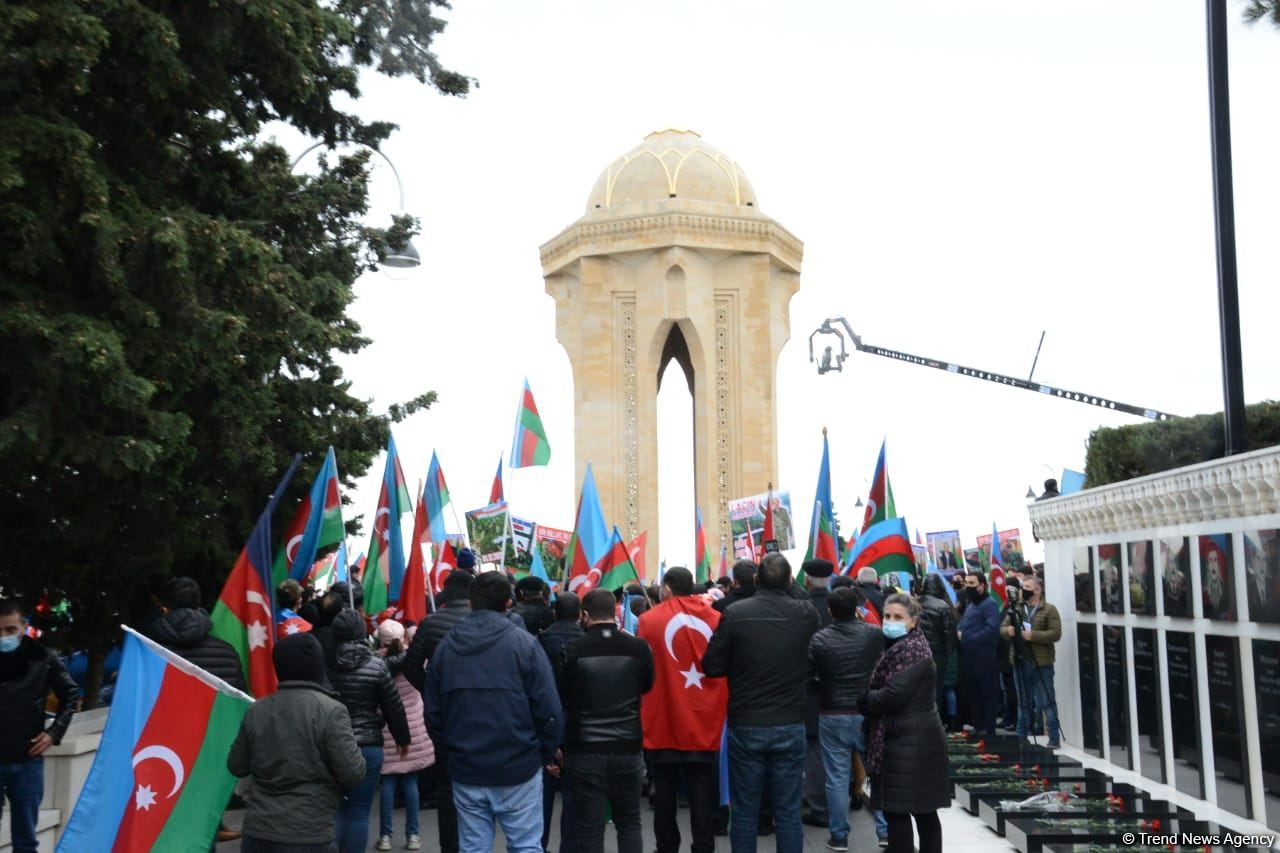 Laçın sakinləri Şəhidlər Xiyabanını ziyarət ediblər (FOTO)