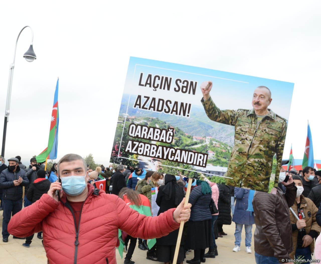 Laçın sakinləri Şəhidlər Xiyabanını ziyarət ediblər (FOTO)
