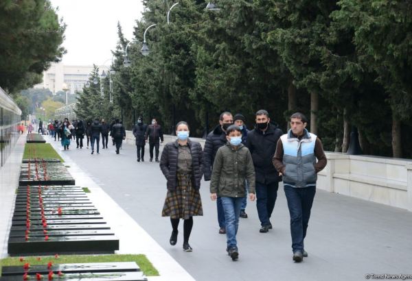 Azərbaycan xalqı Şəhidlər Xiyabanını ziyarət edir (FOTO)