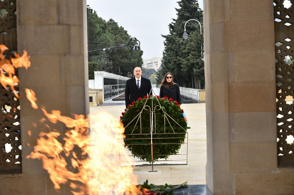 Prezident İlham Əliyev və birinci xanım Mehriban Əliyeva şəhidlərimizin xatirəsini yad ediblər (FOTO/VİDEO) (YENİLƏNİB)