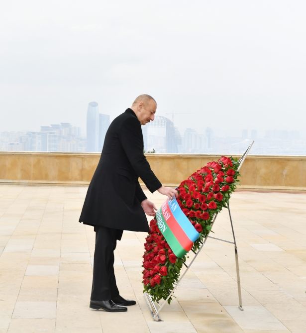 Prezident İlham Əliyev və birinci xanım Mehriban Əliyeva şəhidlərimizin xatirəsini yad ediblər (FOTO/VİDEO) (YENİLƏNİB)