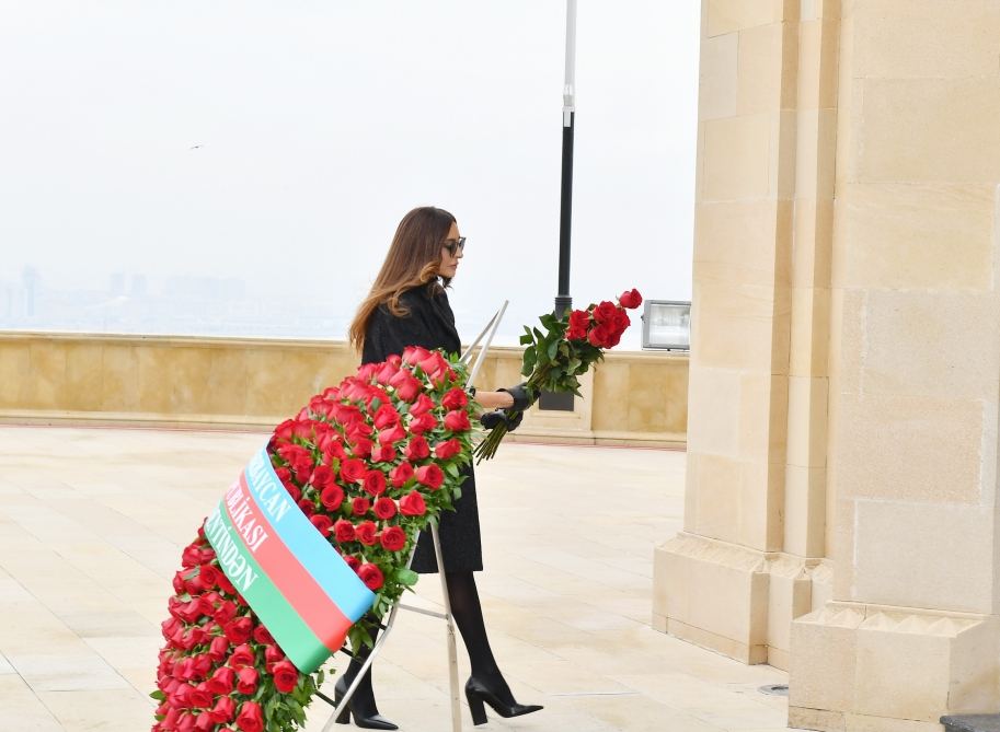 Prezident İlham Əliyev və birinci xanım Mehriban Əliyeva şəhidlərimizin xatirəsini yad ediblər (FOTO/VİDEO) (YENİLƏNİB)