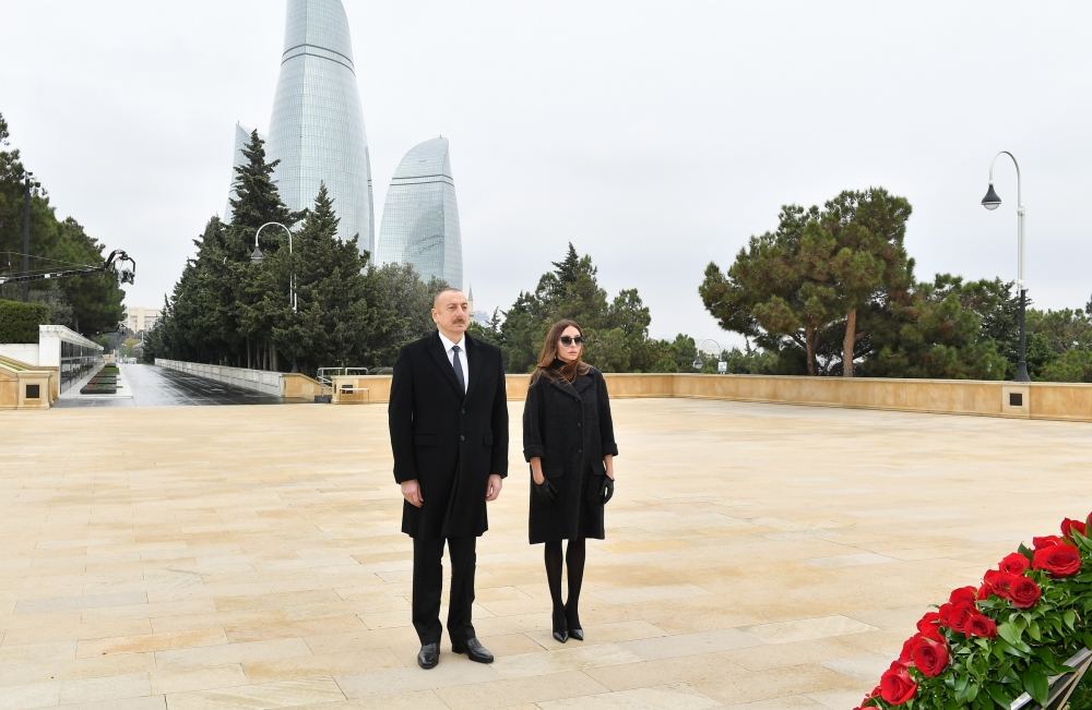 Prezident İlham Əliyev və birinci xanım Mehriban Əliyeva şəhidlərimizin xatirəsini yad ediblər (FOTO/VİDEO) (YENİLƏNİB)