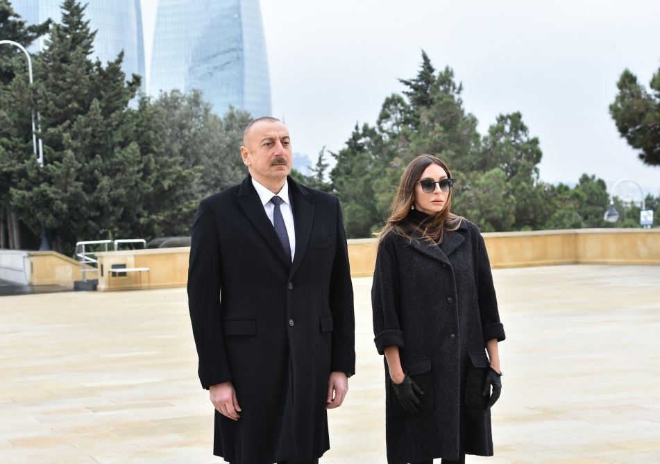 Prezident İlham Əliyev və birinci xanım Mehriban Əliyeva şəhidlərimizin xatirəsini yad ediblər (FOTO/VİDEO) (YENİLƏNİB)