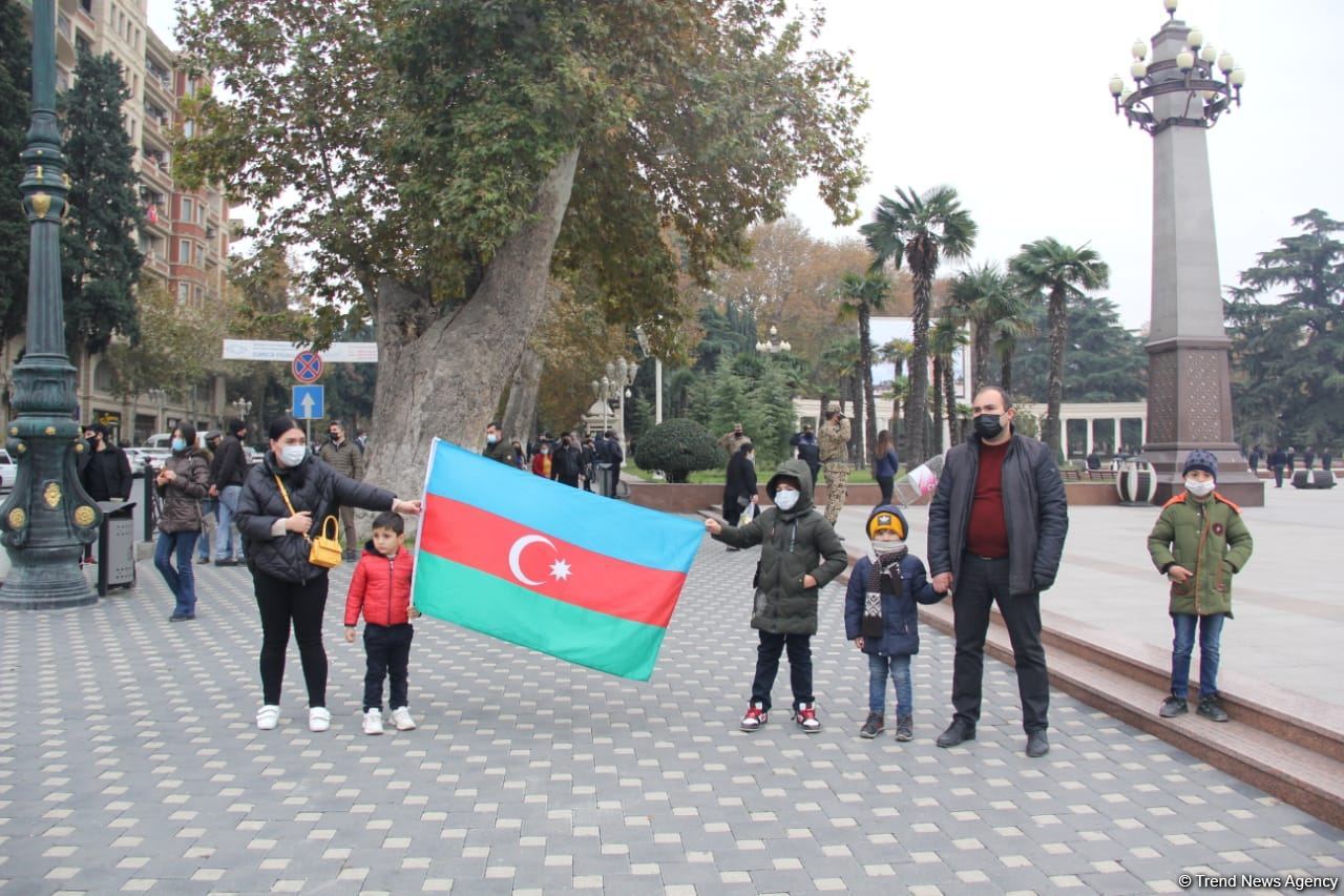 Gəncə şəhərində şəhidlərimizin əziz xatirəsi bir dəqiqəlik sükutla yad edilib (FOTO)