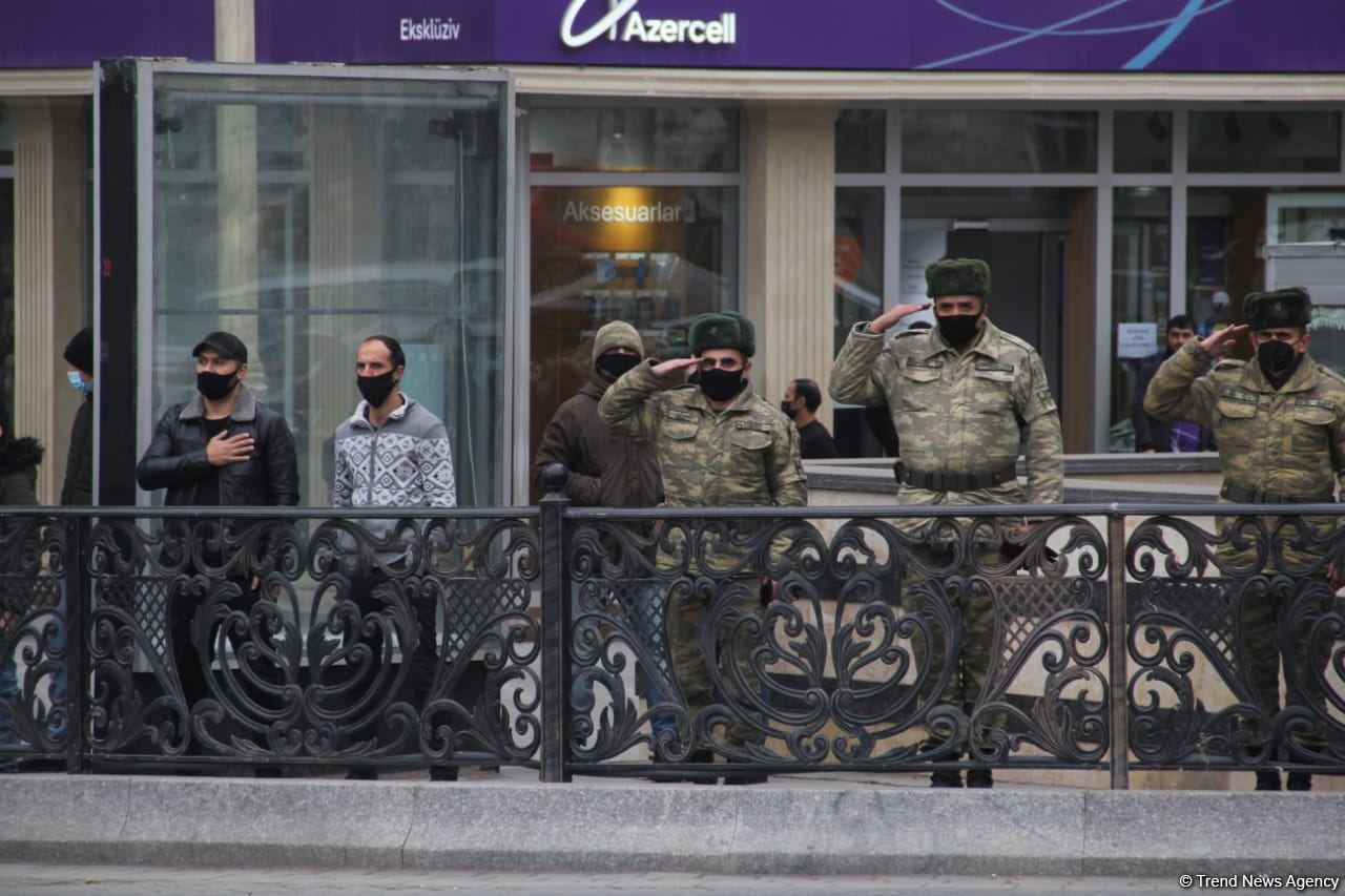 Gəncə şəhərində şəhidlərimizin əziz xatirəsi bir dəqiqəlik sükutla yad edilib (FOTO)