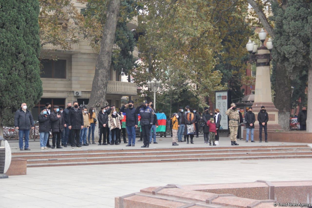 Gəncə şəhərində şəhidlərimizin əziz xatirəsi bir dəqiqəlik sükutla yad edilib (FOTO)